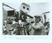 6a526 SPLIT IMAGE candid 8x10 still '82 director Ted Kotcheff behind camera lining up a shot!