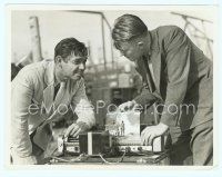 6a560 TOO HOT TO HANDLE 6.5x8.5 news photo '38 great image of Clark Gable on set with technician!