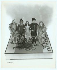 6a608 WIZARD OF OZ 8x10 still R55 great image of Judy Garland & co-stars standing on giant novel!