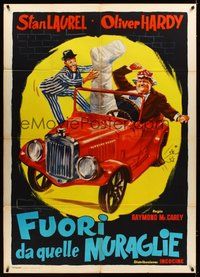 6f139 FUORI DA QUELLE MURAGLIE Italian 1p R58 different art of Laurel & Hardy in car!
