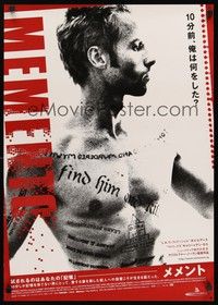 6g429 MEMENTO Japanese '01 Christopher Nolan, cool different image of tattoed Guy Pearce!