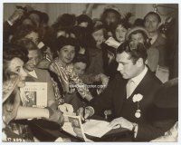 6k417 LAURENCE OLIVIER 7.25x9.5 news photo '30s besieged by fans and signing autographs!