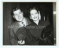 6k436 LORETTA YOUNG 8x10 news photo '40s arriving in New York City with husband Tom Lewis!