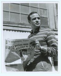 6k460 MARLON BRANDO candid 8x10 still '54 he's holding a newspaper with Oscar winners contest!