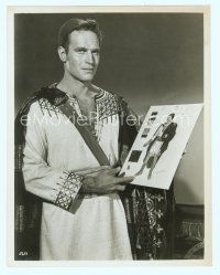 6m097 CHARLTON HESTON candid 8x10.25 still '59 portrait holding costume model from Ben-Hur!