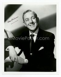 6s243 ALEC GUINNESS signed 8x10 REPRO still '90 great close up smiling portrait in suit & tie!