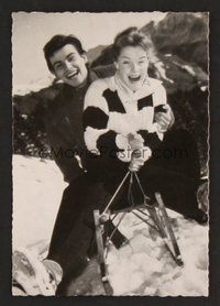 6z070 ROMY SCHNEIDER/HORST BUCHHOLZ POSTCARD German postcard '57 great b&w image of actors in snow!