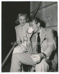 7b239 FOUNTAINHEAD candid 7.5x9.5 still '49 Patricia Neal & Gary Cooper relaxing between scenes!