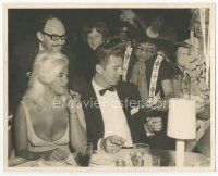 7b325 JAYNE MANSFIELD deluxe candid 8x10 still '60s with husband Mickey Hargitay at wacky party!