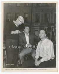 7b104 APARTMENT candid 8x10 still '60 Tony Curtis & Jack Lemmon lounging w/Billy Wilder on the set!