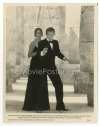 7b494 SPY WHO LOVED ME 8x10 still '77 best c/u of Roger Moore as James Bond & sexy Barbara Bach!