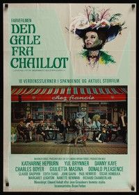 7e236 MADWOMAN OF CHAILLOT German '69 Katharine Hepburn & other cast members sitting outside cafe!