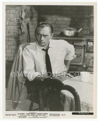 7f521 YUL BRYNNER 8x10 still '59 great seated close up with hair from The Sound and the Fury!