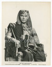 7f520 YUL BRYNNER 8x10 still '56 seated on throne in costume as Rameses from The Ten Commandments!