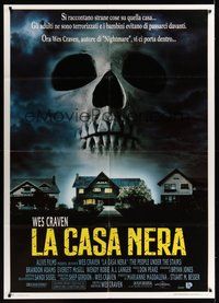 7h136 PEOPLE UNDER THE STAIRS Italian 1p '92 Wes Craven, cool art of huge skull looming over house!