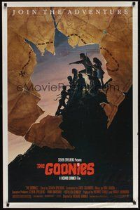 7m098 GOONIES 1sh '85 Josh Brolin, teen adventure classic, cool treasure map style!