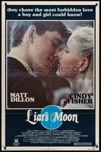 7r466 LIAR'S MOON 1sh '82 great image of Matt Dillon kissing Cindy Fisher!