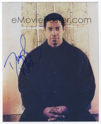7y051 DENZEL WASHINGTON signed color 8x10 REPRO still '00s seated portrait with his hands clasped!