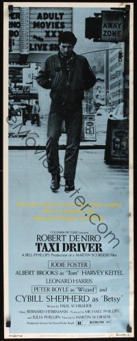 8a640 TAXI DRIVER insert '76 Robert De Niro walking alone, directed by Martin Scorsese!