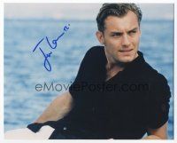 8b081 JUDE LAW signed color 8x10 REPRO still '02 close up of the English actor by the ocean!