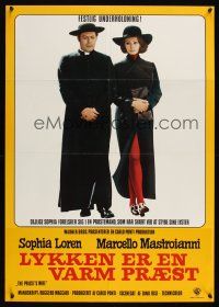 8j404 PRIEST'S WIFE Danish '71 super sexy Sophia Loren walks with religious Marcello Mastroianni!