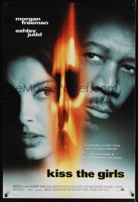 8m383 KISS THE GIRLS DS 1sh '97 great image of Ashley Judd, Morgan Freeman & flaming man!