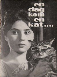 8s195 WHEN THE CAT COMES Danish program '63 cat wears glasses to block its special powers!
