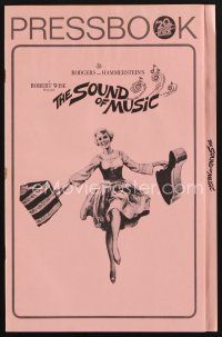 9a310 SOUND OF MUSIC pressbook '65 classic full-length image of Julie Andrews, classic musical!