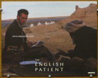 9b272 ENGLISH PATIENT LC '96 Anthony Minghella, Ralph Fiennes writing in his notebook in desert!