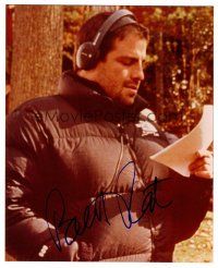 9g071 BRETT RATNER signed color 8x10 REPRO still '03 close up of the director reading on the set!