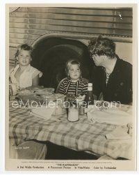 9j549 RAINMAKER candid 8x10 still '56 Burt Lancaster wearing glasses with two of his kids!