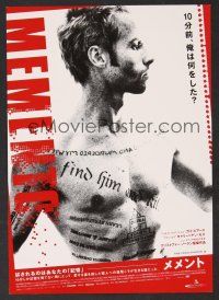 9m823 MEMENTO Japanese 7.25x10.25 '01 Christopher Nolan, great different images of Guy Pearce!