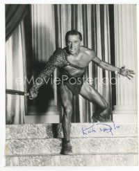 9r204 KIRK DOUGLAS signed 7.75x9.5 news photo '60 in full gladiator gear from Kubrick's Spartacus!