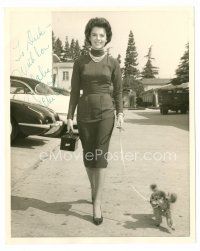 9r223 NATALIE WOOD signed deluxe 8x10 still '50s walking in tight dress with her dog Chi Chi!