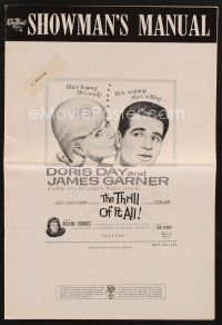 9z224 THRILL OF IT ALL pressbook '63 wonderful artwork of Doris Day kissing James Garner!