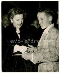 1m207 BARBARA STANWYCK 7.75x9.5 Finnish news photo '40s signing an autograph for a young fan!