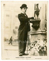1m290 CITY LIGHTS 8x10 still '31 full-length Charlie Chaplin getting water from public fountain!