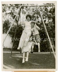 1m294 CLARA BOW 7x9 news photo '33 at home playing with her cousins from New York on swing set!