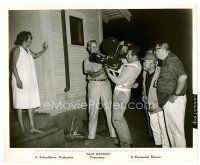 1m494 HUD 8x10 still '63 candid of Paul Newman working behind the camera filming Patricia Neal!