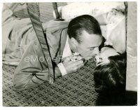 1m009 LOVE IN THE AFTERNOON 7x9.25 Dutch news photo '57 Gary Cooper kissing Audrey Hepburn on floor!