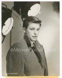 1m718 ROBERT WAGNER candid 7.25x9.5 still '56 in cool jacket by lights on the set of The Mountain!