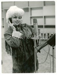 1m527 JAYNE MANSFIELD 7x9.5 German news photo '50s in fringed cowgirl outfit by microphone!