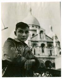 1m012 FUNNY FACE 7.25x9.5 Dutch news photo '57 Audrey Hepburn leaning on rail by large building!