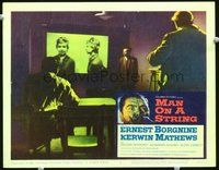 1x725 MAN ON A STRING LC #6 '60 Ernest Borgnine watches a film with two other men!