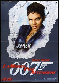 1z447 DIE ANOTHER DAY advance Italian 1p '02 James Bond, close up of Halle Berry as Jinx!