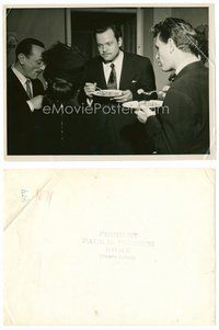2a501 ORSON WELLES 7x9.5 news photo '40s in Italy eating food while talking by Paul Pietzsch!