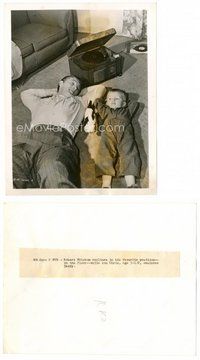 2a545 ROBERT MITCHUM candid 8x10 still '46 lounging on floor w/ 3 year-old son Chris by phonograph!