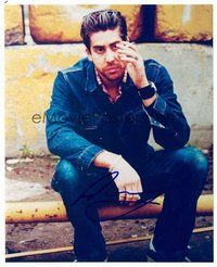 2e242 ADAM GOLDBERG signed color 8x10 REPRO still '02 seated portrait of the actor smoking!