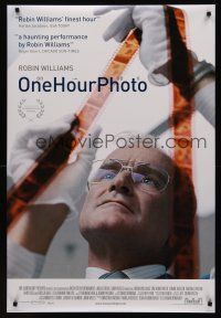 2y607 ONE HOUR PHOTO style A int'l DS 1sh '02 directed by Mark Romanek, creepy Robin Williams!