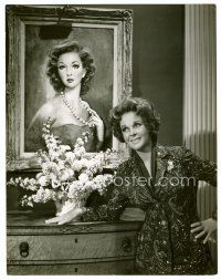 3t072 SUSAN HAYWARD deluxe 10.25x13.25 still '67 by her painted portrait in Valley of the Dolls!